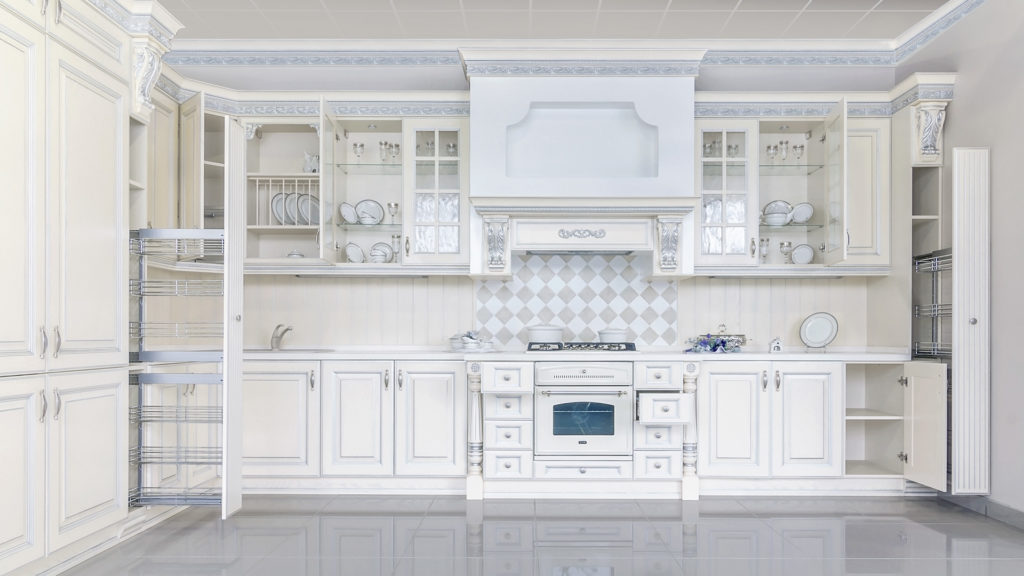 Белая кухня из массива — стоит ли?