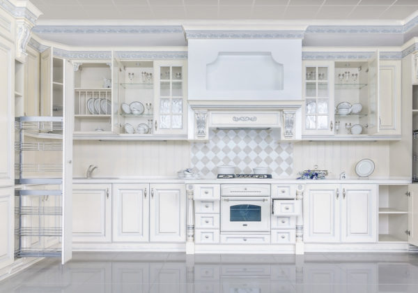 Белая кухня из массива